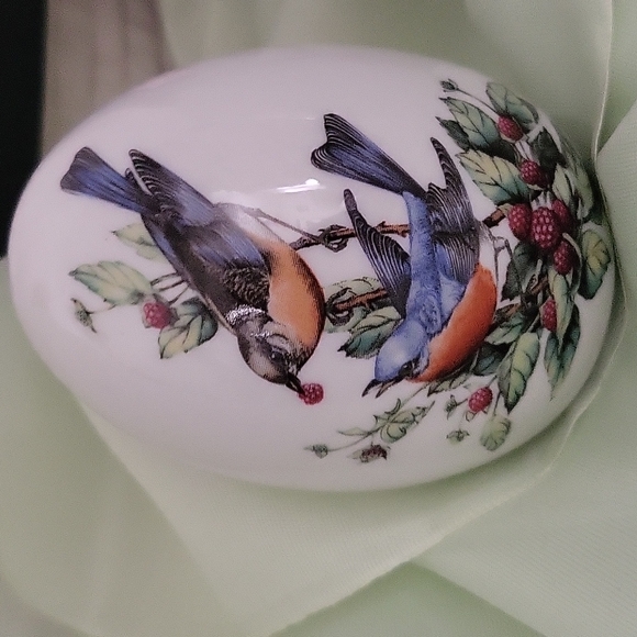 2 Avon porcelain eggs, Spring & Summer birds, vintage Four Seasons collection - Picture 4 of 8